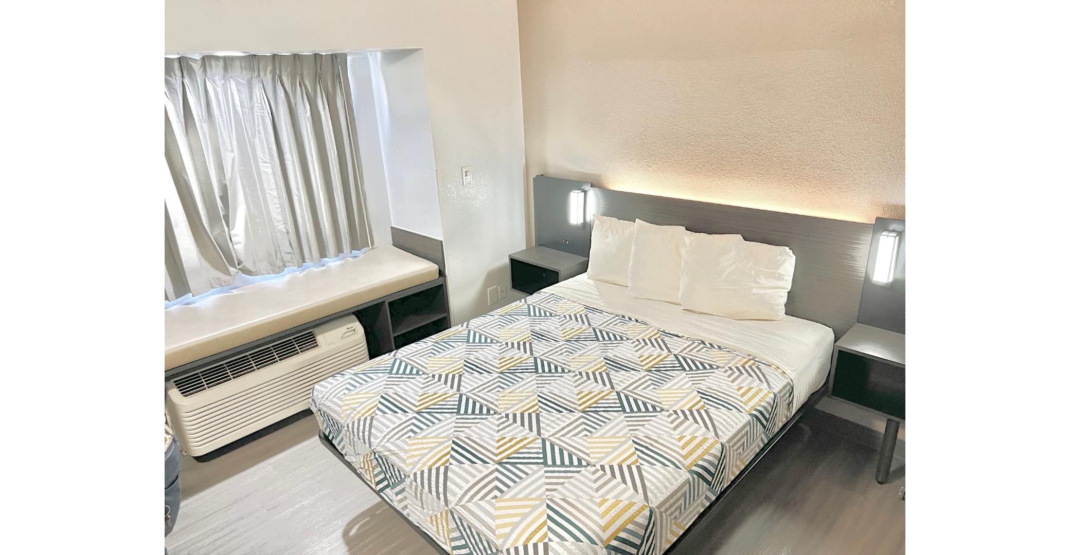 1 King Bed - Mobility Accessible Tub, Nsmk، Motel6 Simpsonville, SC - Greenville 2/6