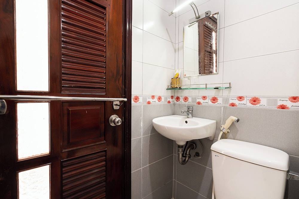 Collection O Dinh Dinh Hotel - Near Tan Son Nhat Airport 49/51