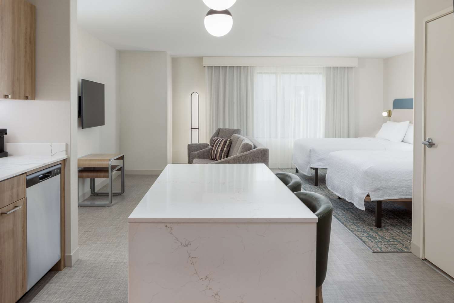 Studio, Queen Bed, Bathtub, Accessible