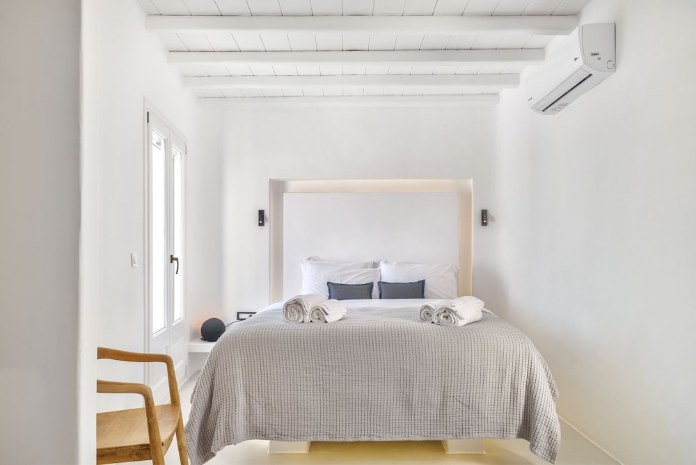 Mykonian Mews 15/50