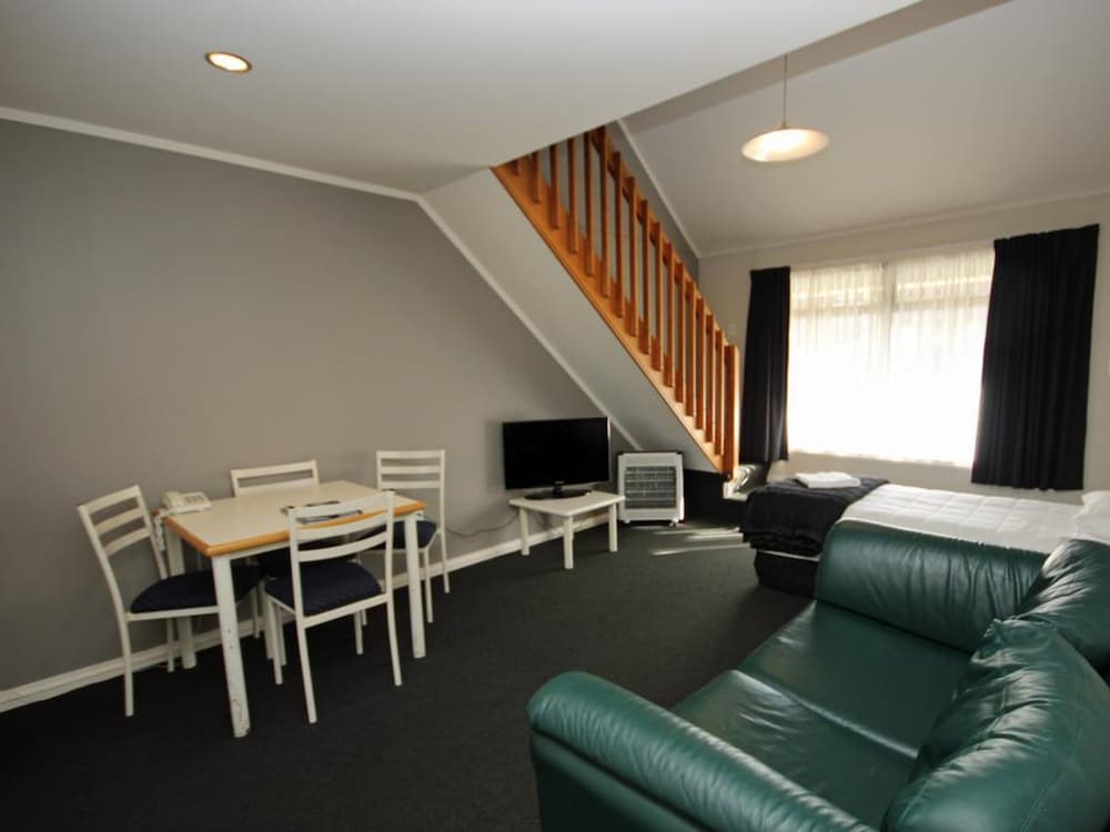 Champers Motor Inn 34/61