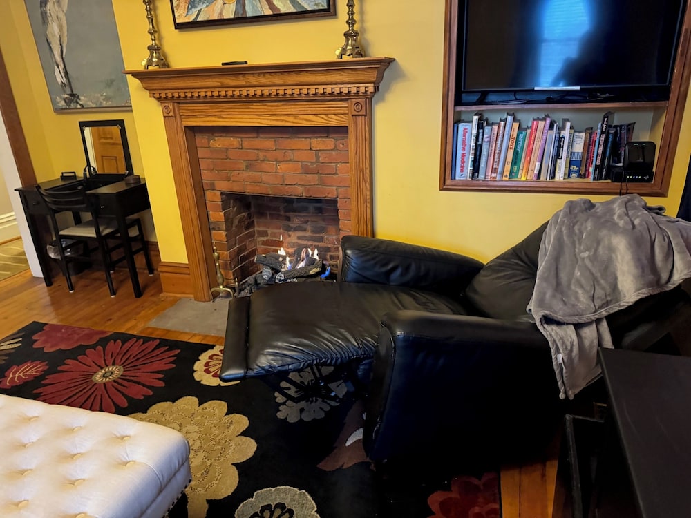 South Broadway Manor Bed and Breakfast 62/72