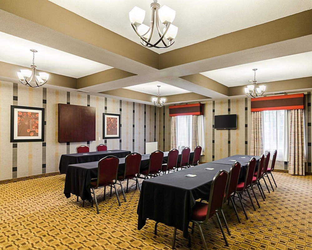 Comfort Inn & Suites Lawrence - University Area 47/49