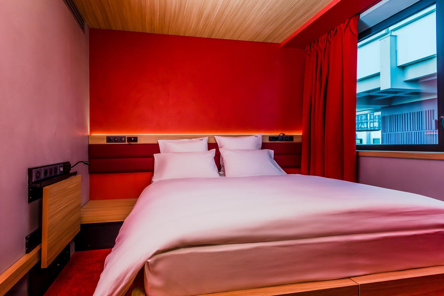 ROOM, DOUBLE BED