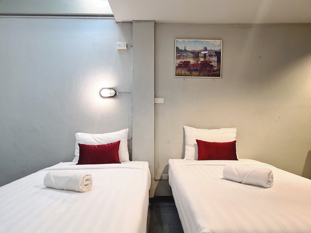 SUPERIOR, TWIN BEDS, PRIVATE BATHROOM