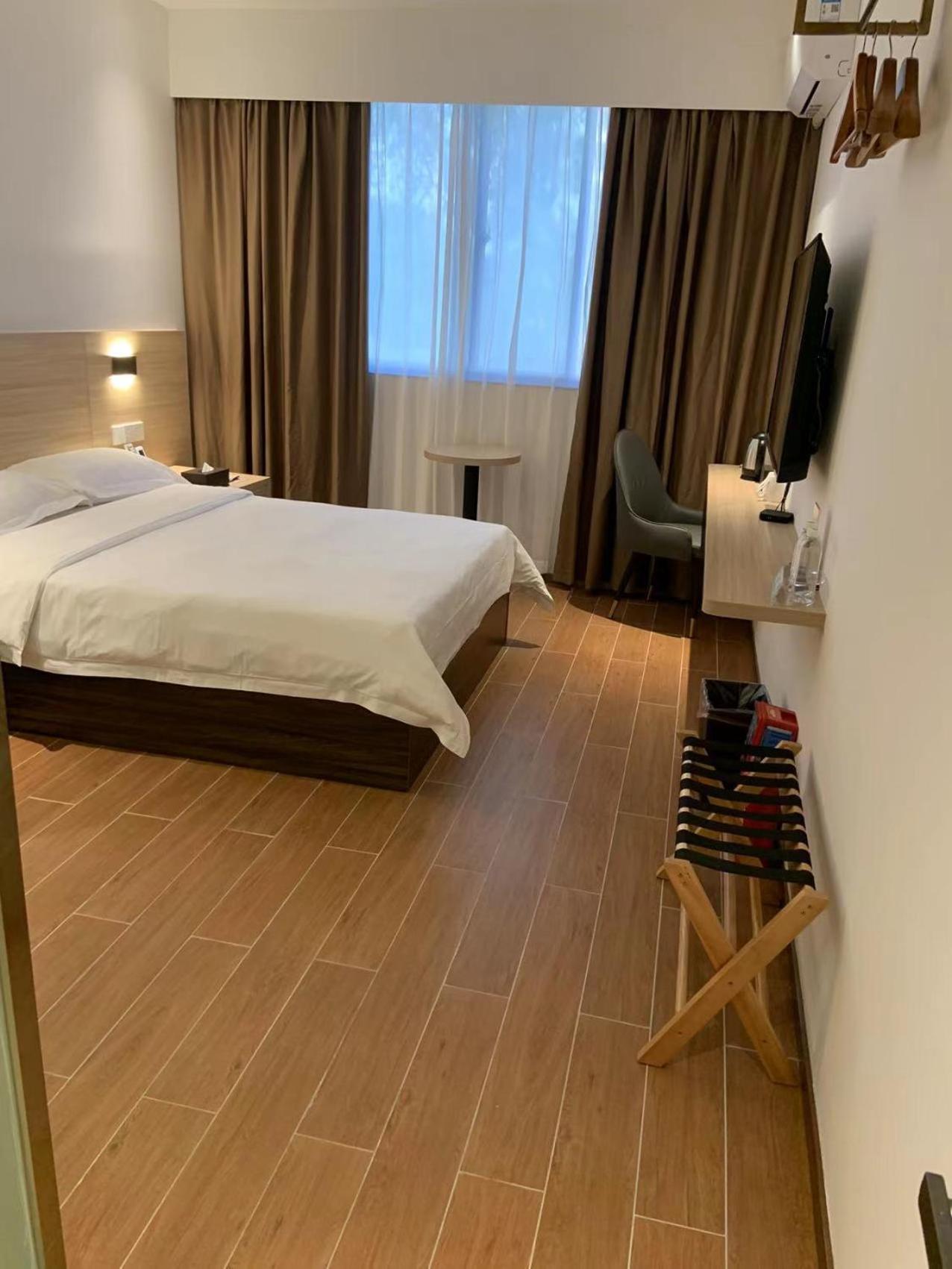 Standard, Queen Bed
