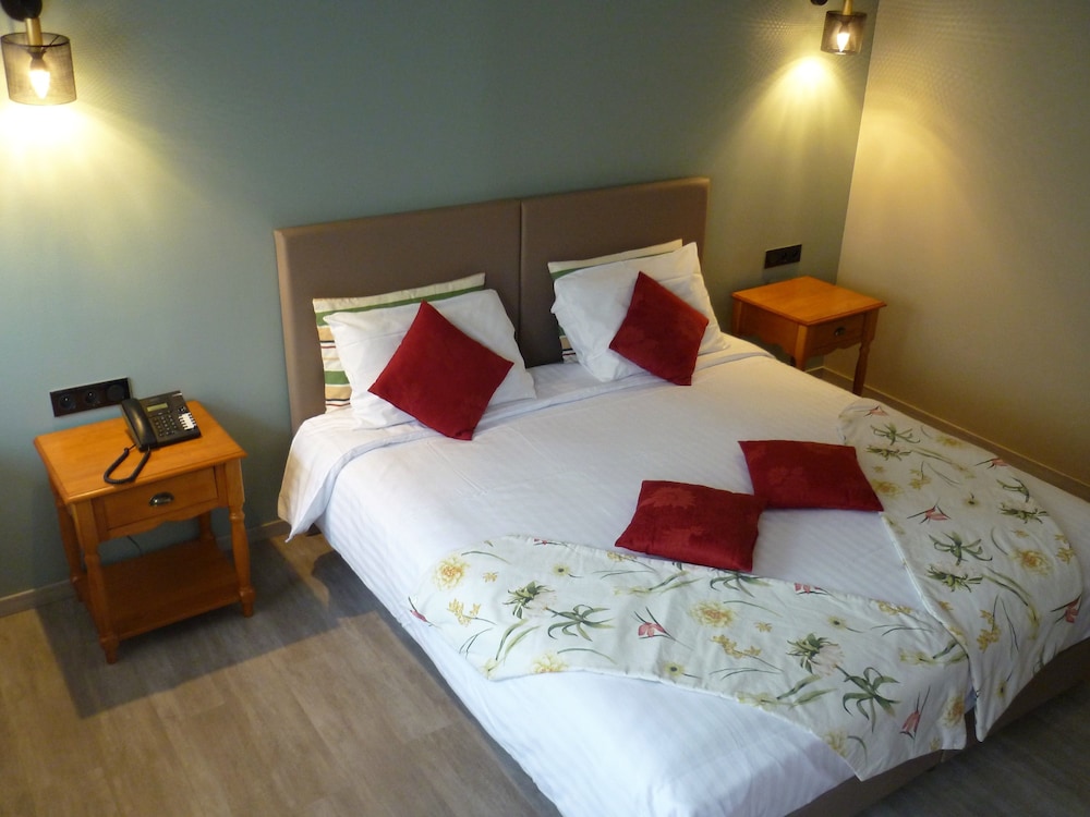 Hotel The Originals Nevers Clos Sainte Marie 6/48