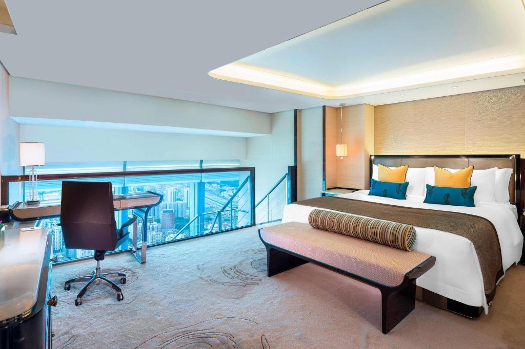 Suite, King Bed, Skyline View