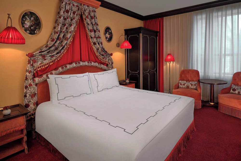ROOM, KING BED, CITY VIEW