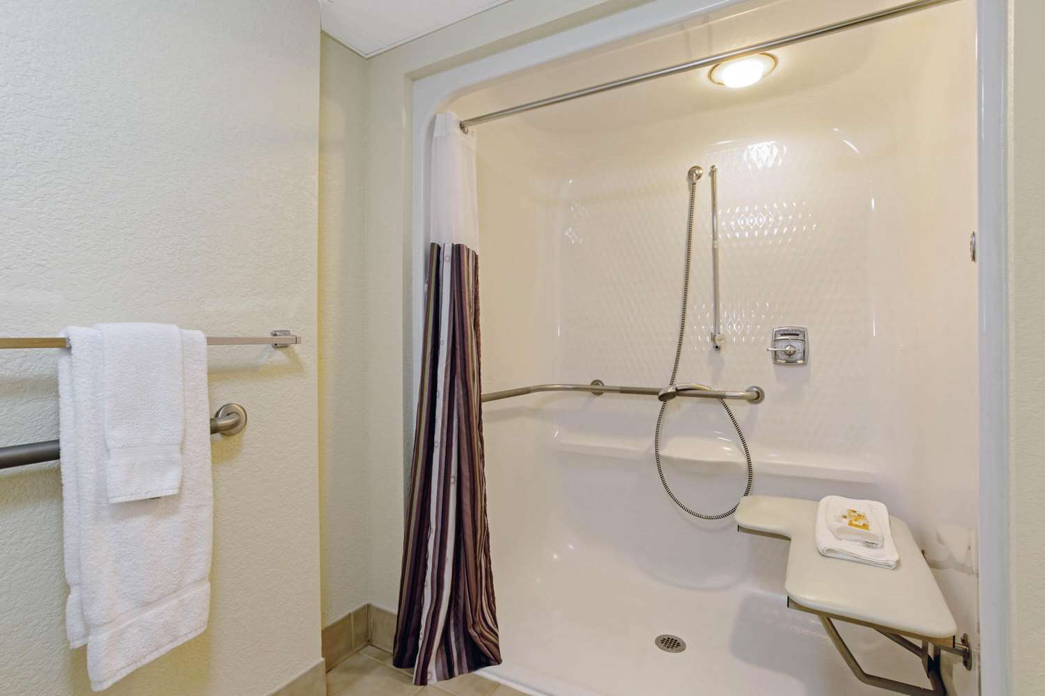 La Quinta Inn & Suites by Wyndham Boston Somerville 50/52