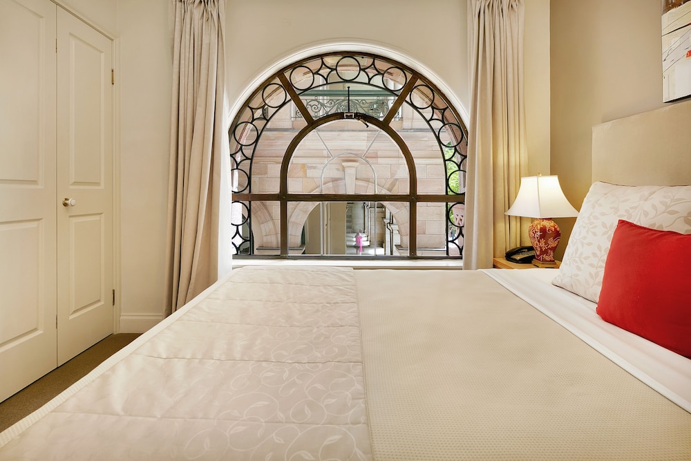 The Manor Apartment Hotel 9/56