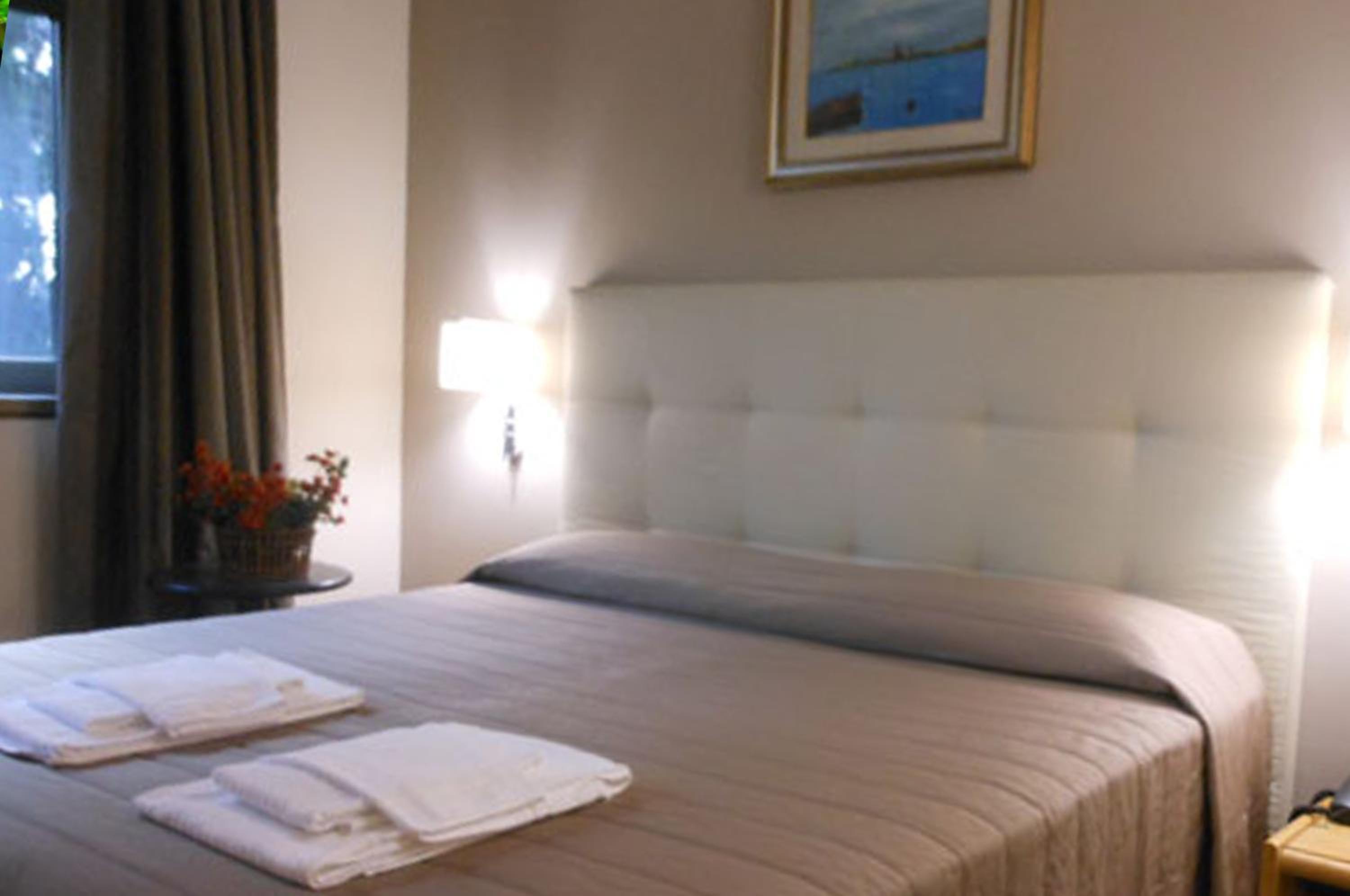 ROOM, DOUBLE BED