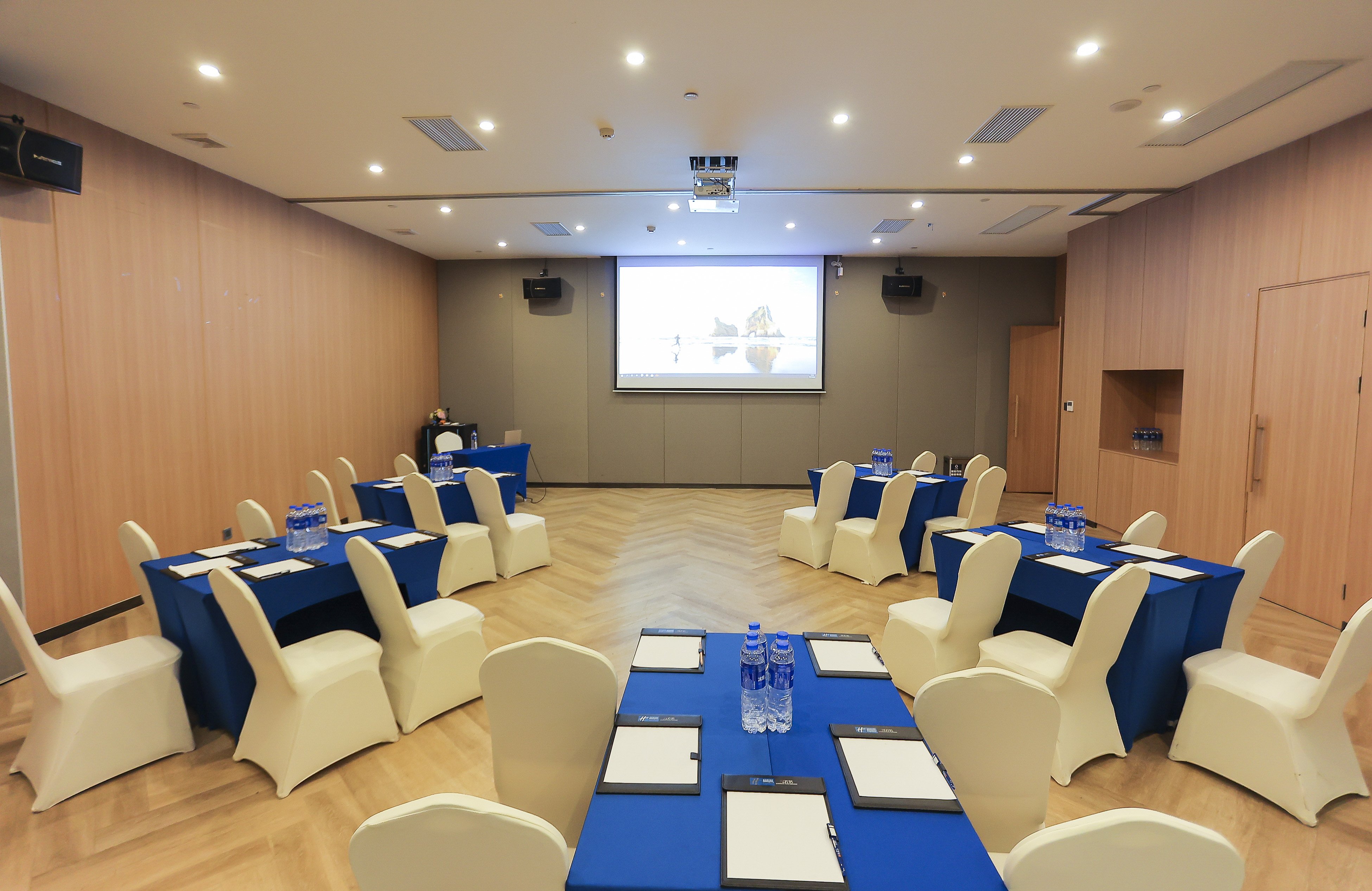 Holiday Inn Express Shanghai Xuhui Binjiang 8/11