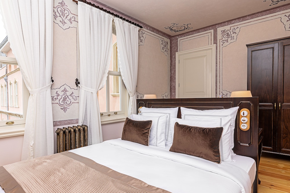 DELUXE, DOUBLE BED