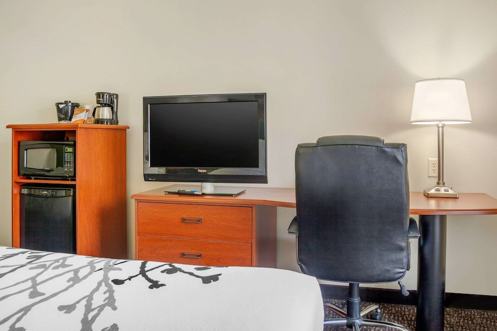 Sleep Inn and Suites Airport Milwaukee WI 33/38