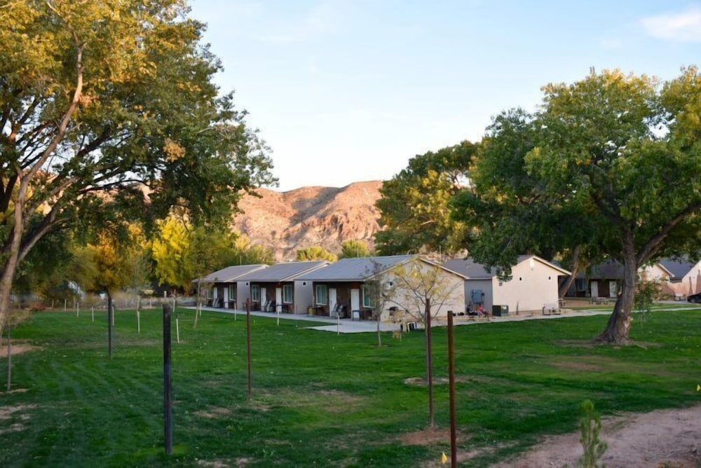 Zion s Camp and Cottages 38/50
