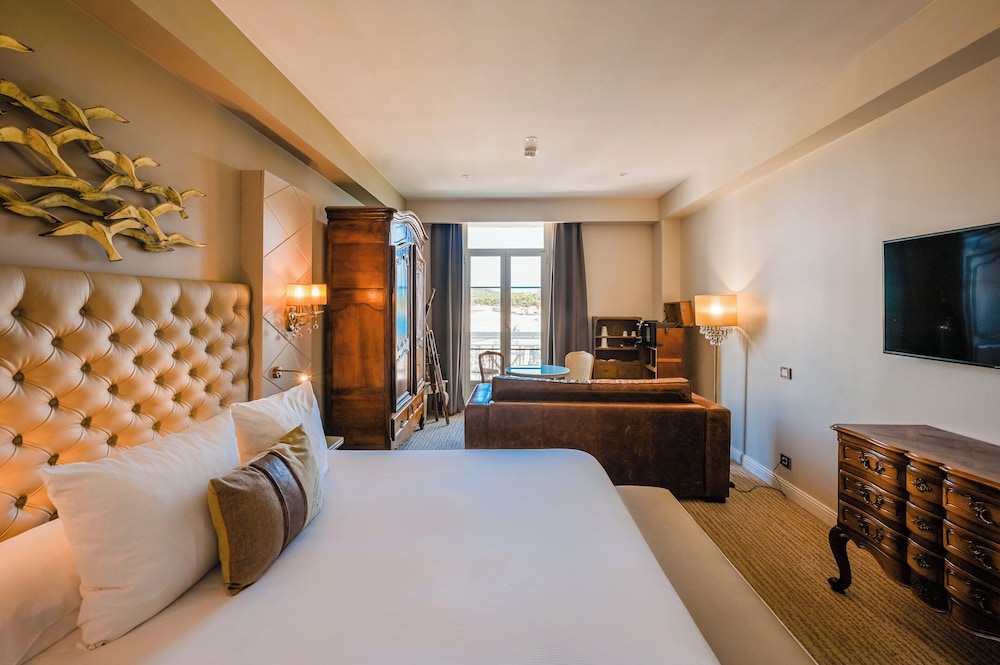 Riviera, Suite, 2 King Beds, Partial Sea View