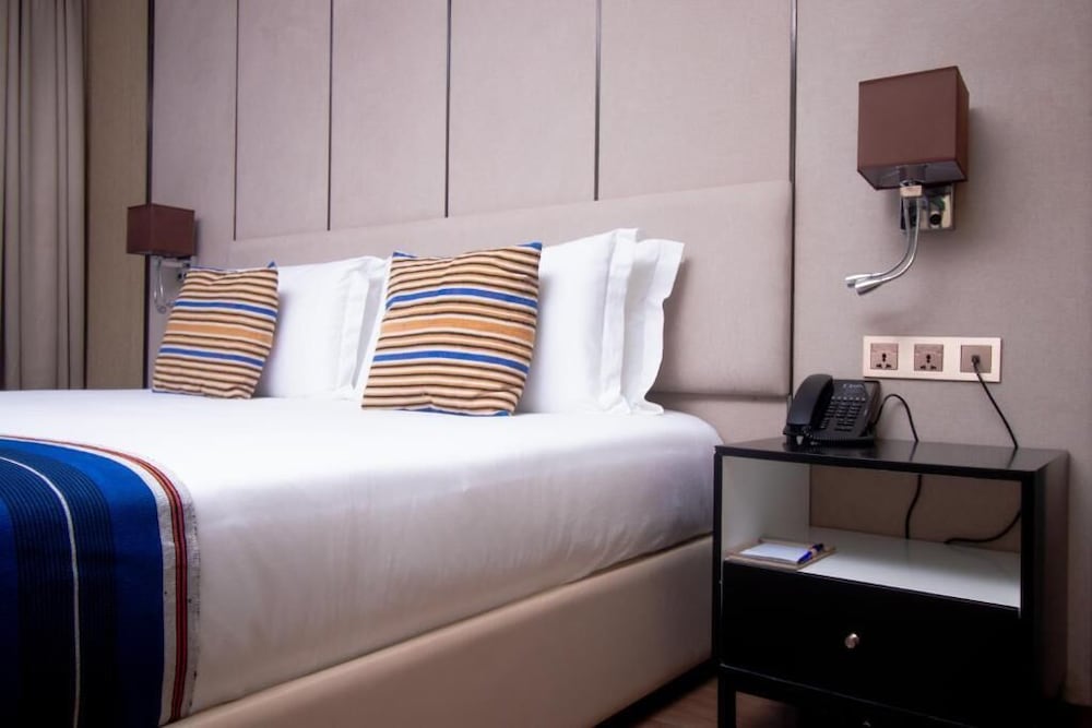 Golden Hotel & Suites 24/50