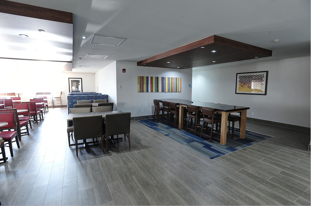 Holiday Inn Express Suites Toronto Airport West 6/55