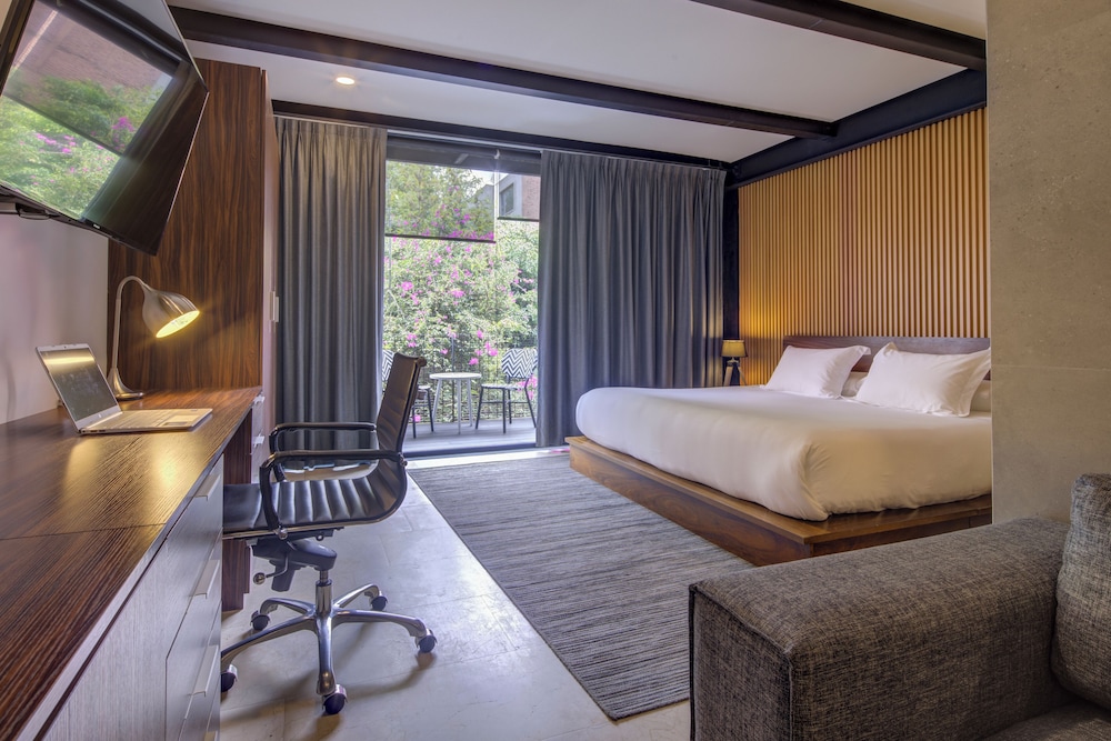 RUN OF HOUSE, SUITE