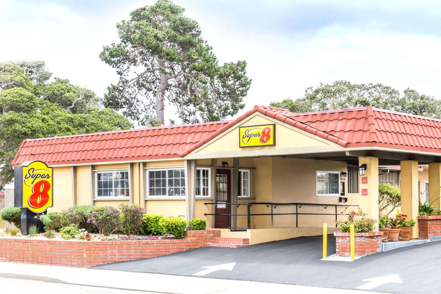 Super 8 by Wyndham Monterey 2/7