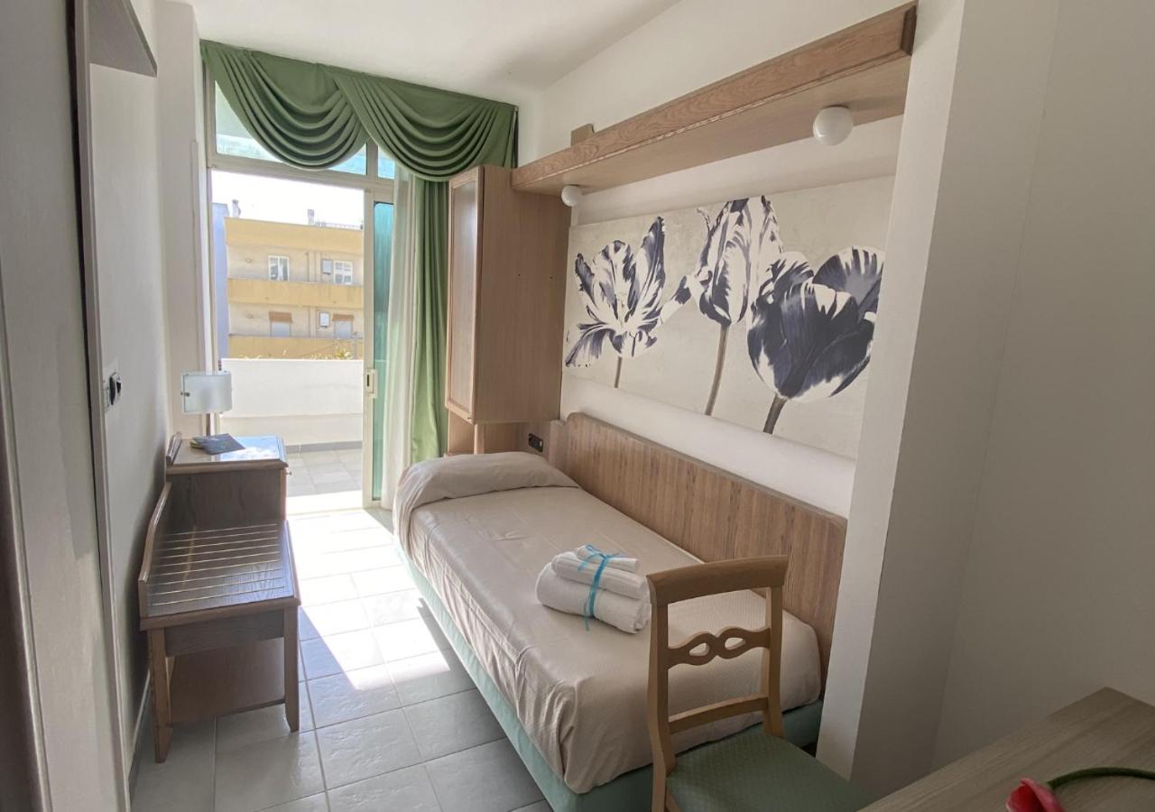 ROOM, SINGLE