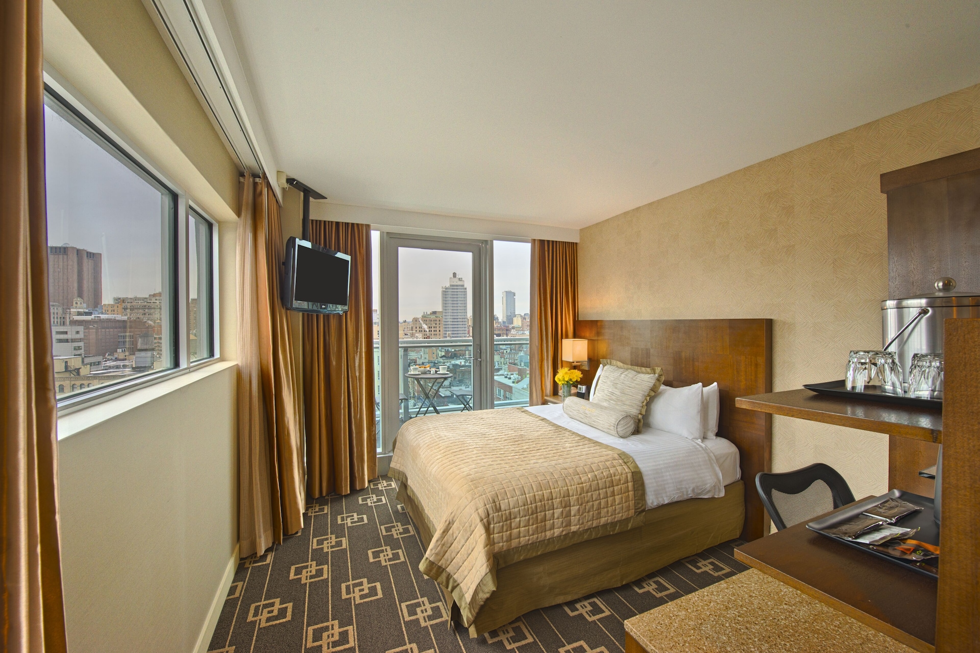 SUITE, QUEEN BED