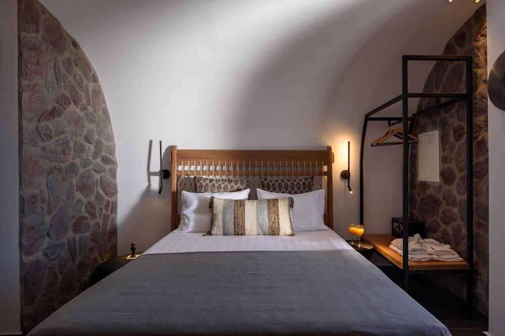 VRACHOS SUITES MYKONOS 15/75