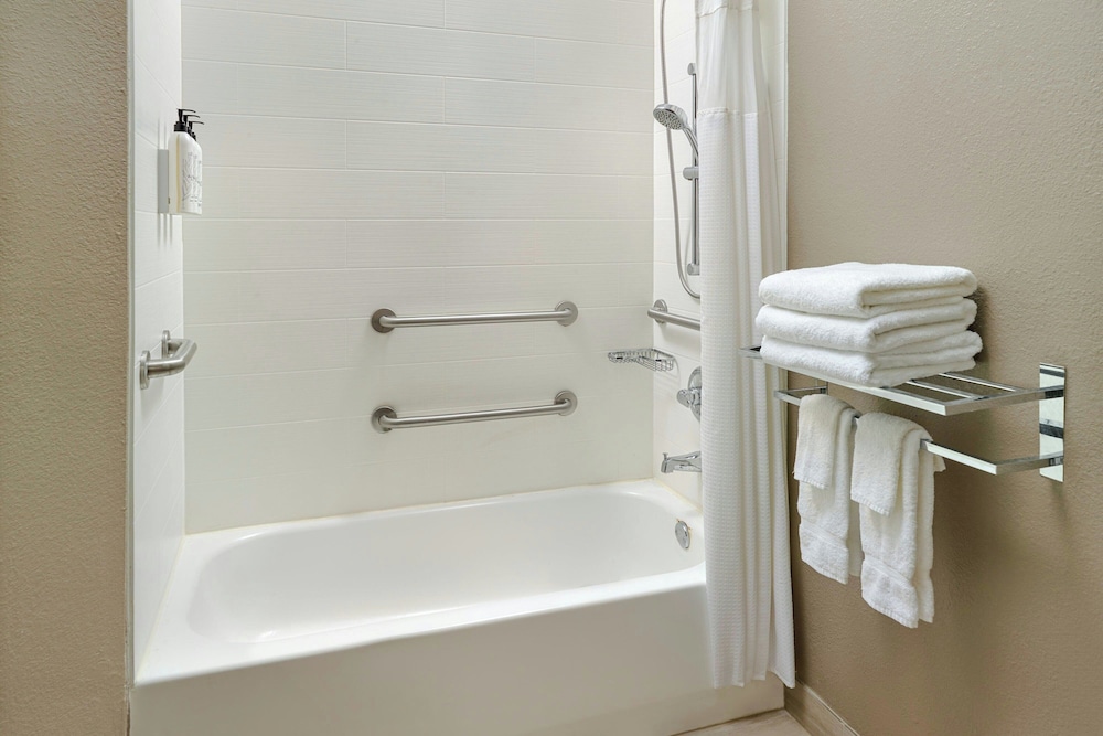 جناح بسرير كينج مع سرير سحّاب إضافي لذوي الإعاقة، SpringHill Suites by Marriott Atlanta Six Flags 5/5