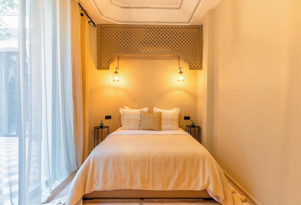 Riad XO Amira Victoria 33/50