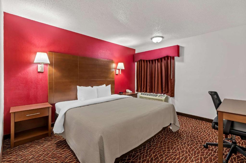 SUITE, KING BED