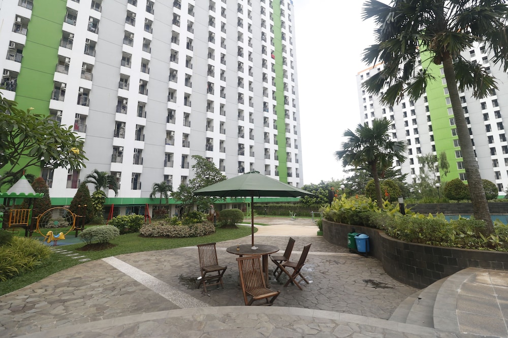 RedDoorz Apartment @ Green Lake View Ciputat 14/18