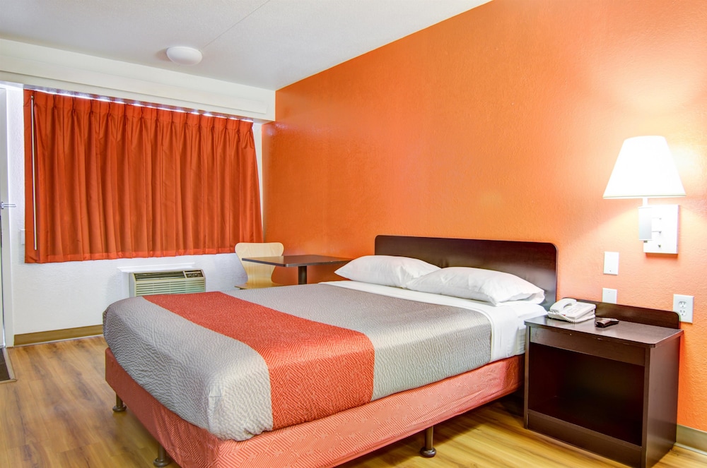 Motel6 Springfield, MO - North 32/56
