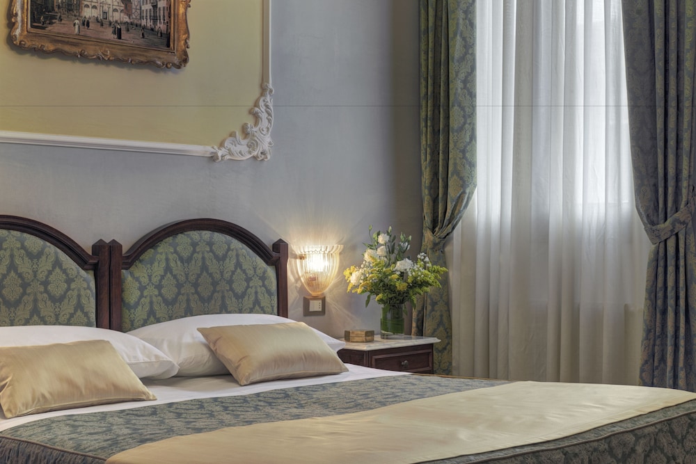 ROOM, QUADRUPLE