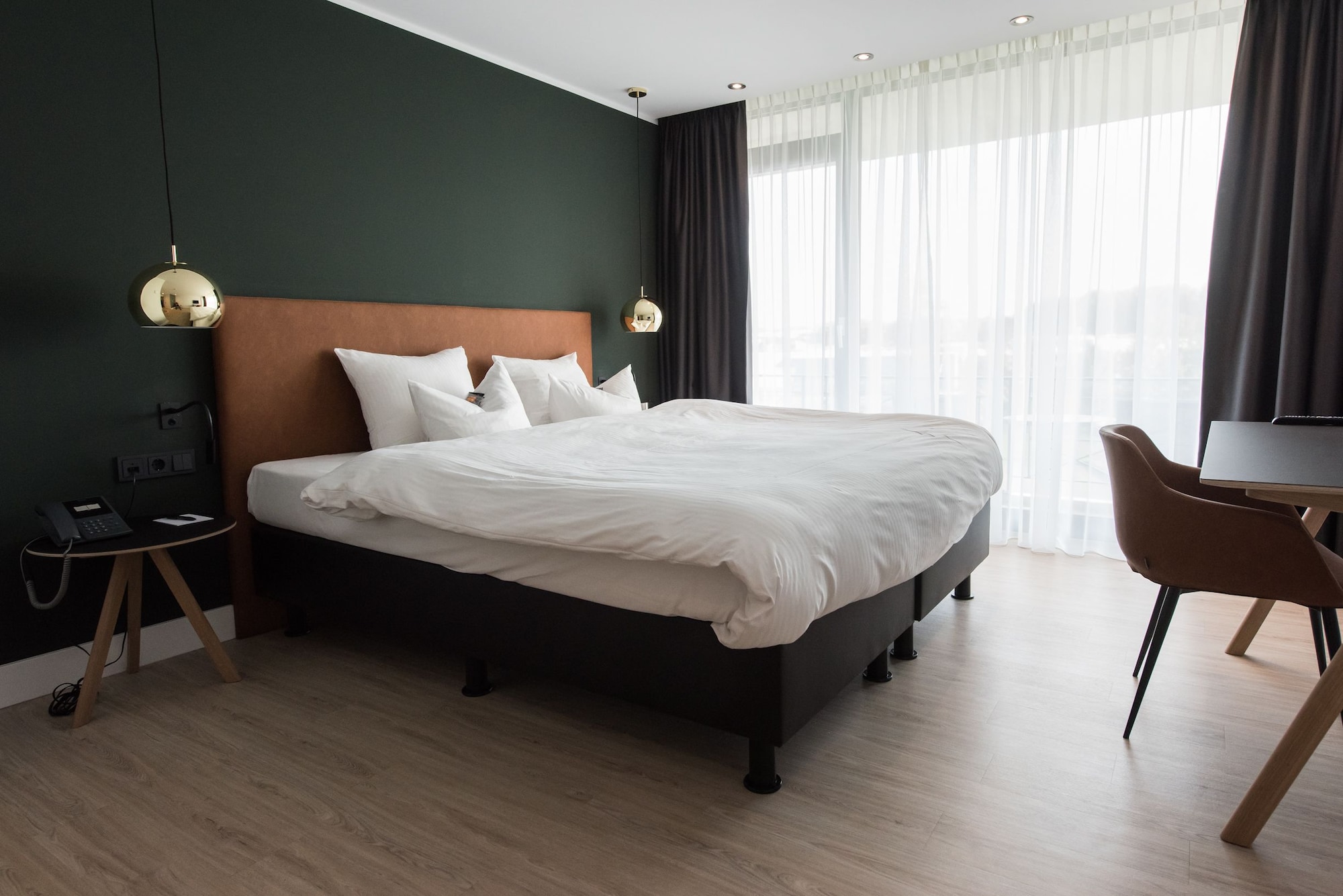 Comfort, Queen Bed, Street Side View