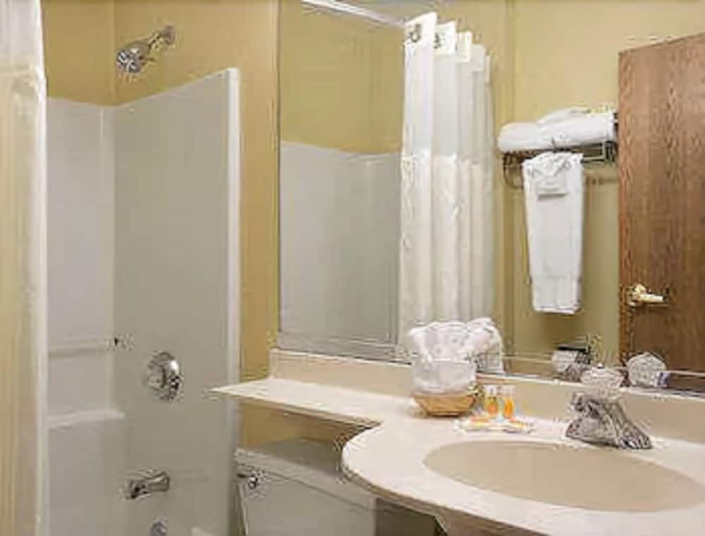 Days Inn And Suites by Wyndham Lafayette In 10/22