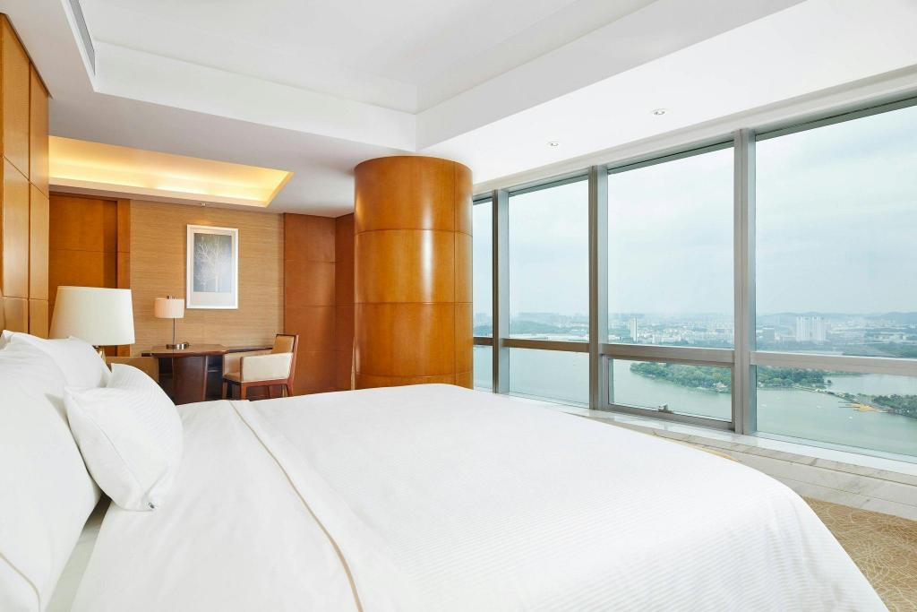 1 Bedroom, Hospitality, Business, Suite, King Bed, Lake View, Club Lounge Access