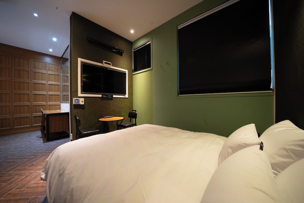 H Avenue Hotel 7/69