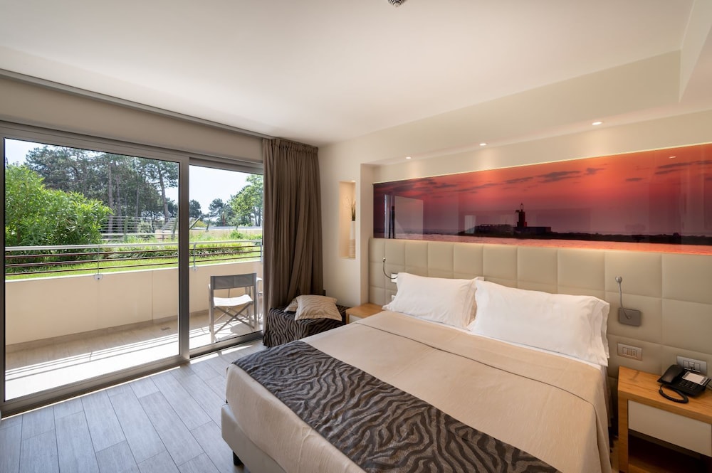 ROOM, DOUBLE OR TWIN BED
