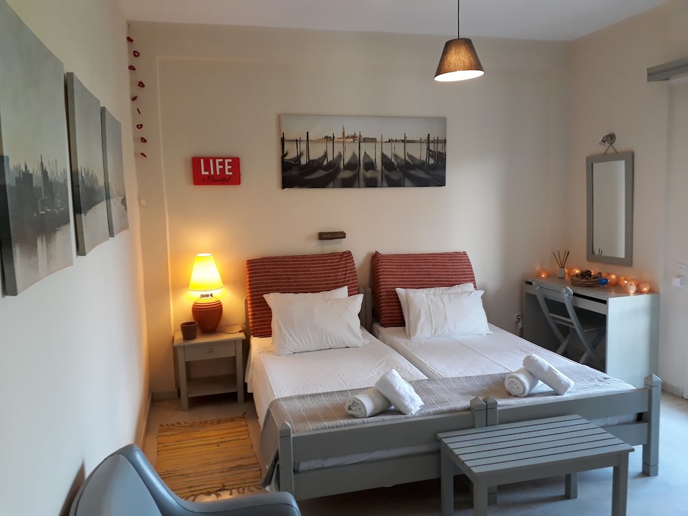 Preferred Plus, Queen Bed, Kitchenette, Pool Access