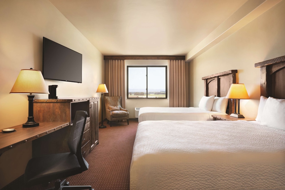 Glacier International Lodge 8/48