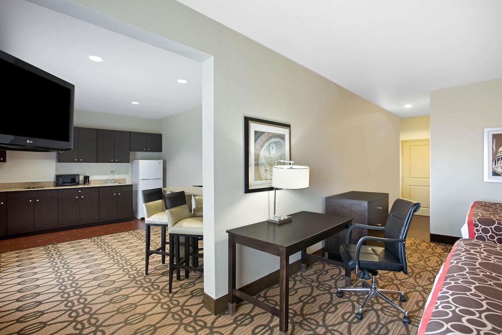La Quinta Inn Suites Pearsall 50/56