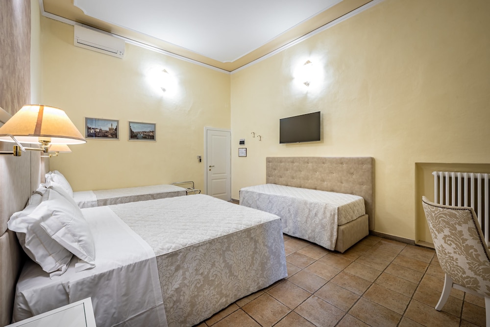 غرفة رباعية بسرير كوين وسريرين منفصلين، Hotel Alessandra 2/10
