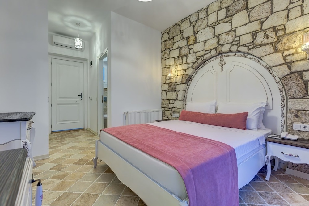 DELUXE, QUEEN BED, POOL VIEW, POOL SIDE