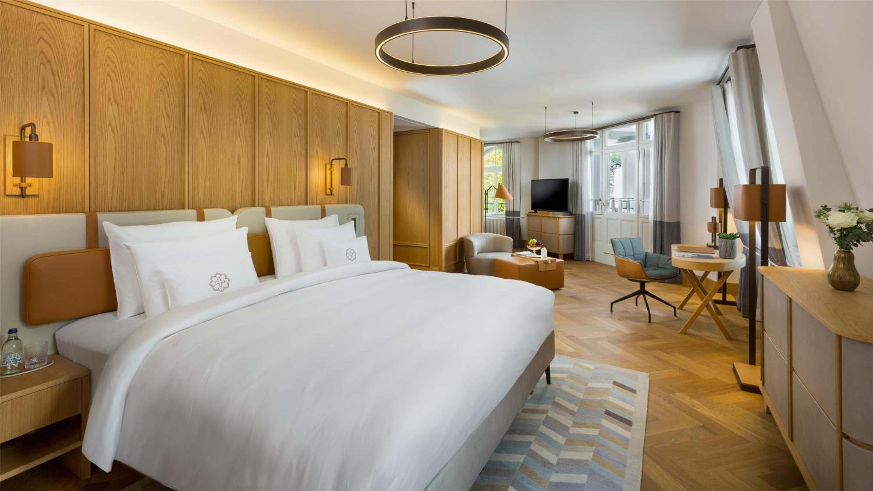 Suite, King Bed, Sofa