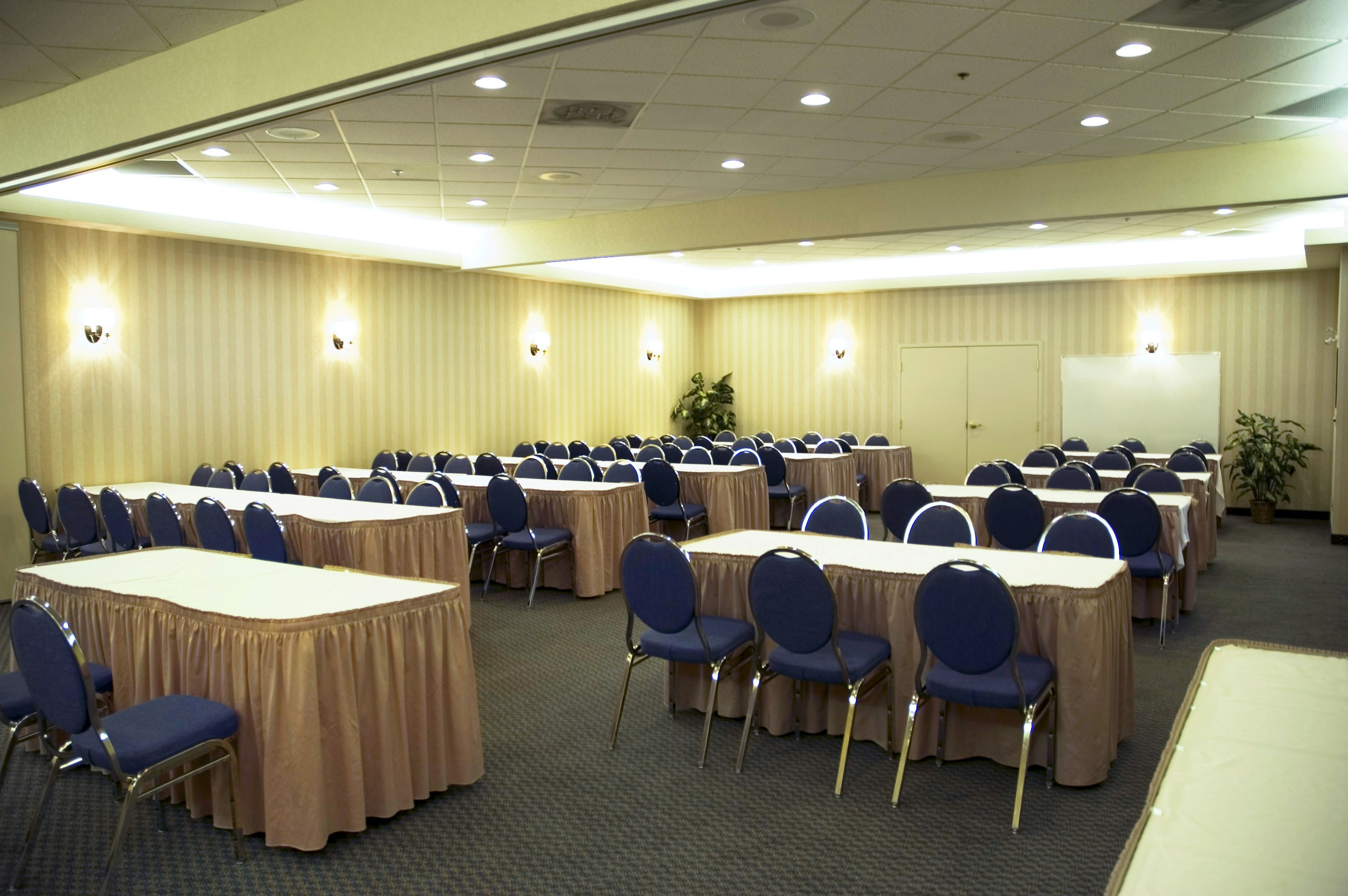 Hampton Inn & Suites By Hilton Calgary- University Northwest 56/61