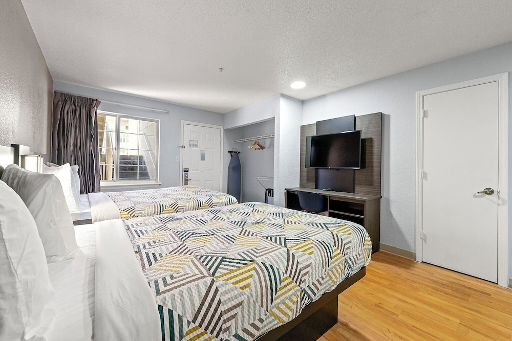 STANDARD, 2 QUEEN BEDS