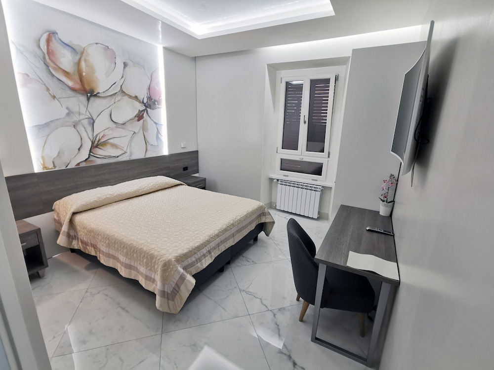 DELUXE, DOUBLE OR TWIN BED