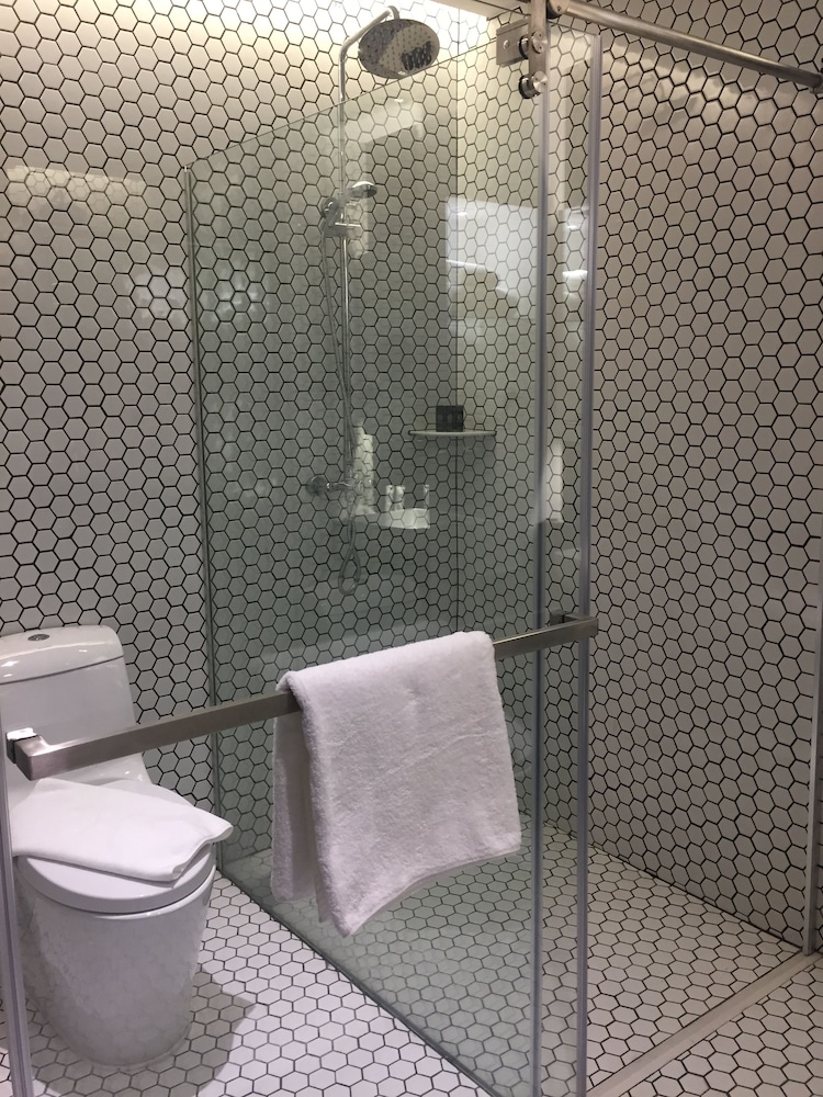 M Roof Hotel & Residences 50/53