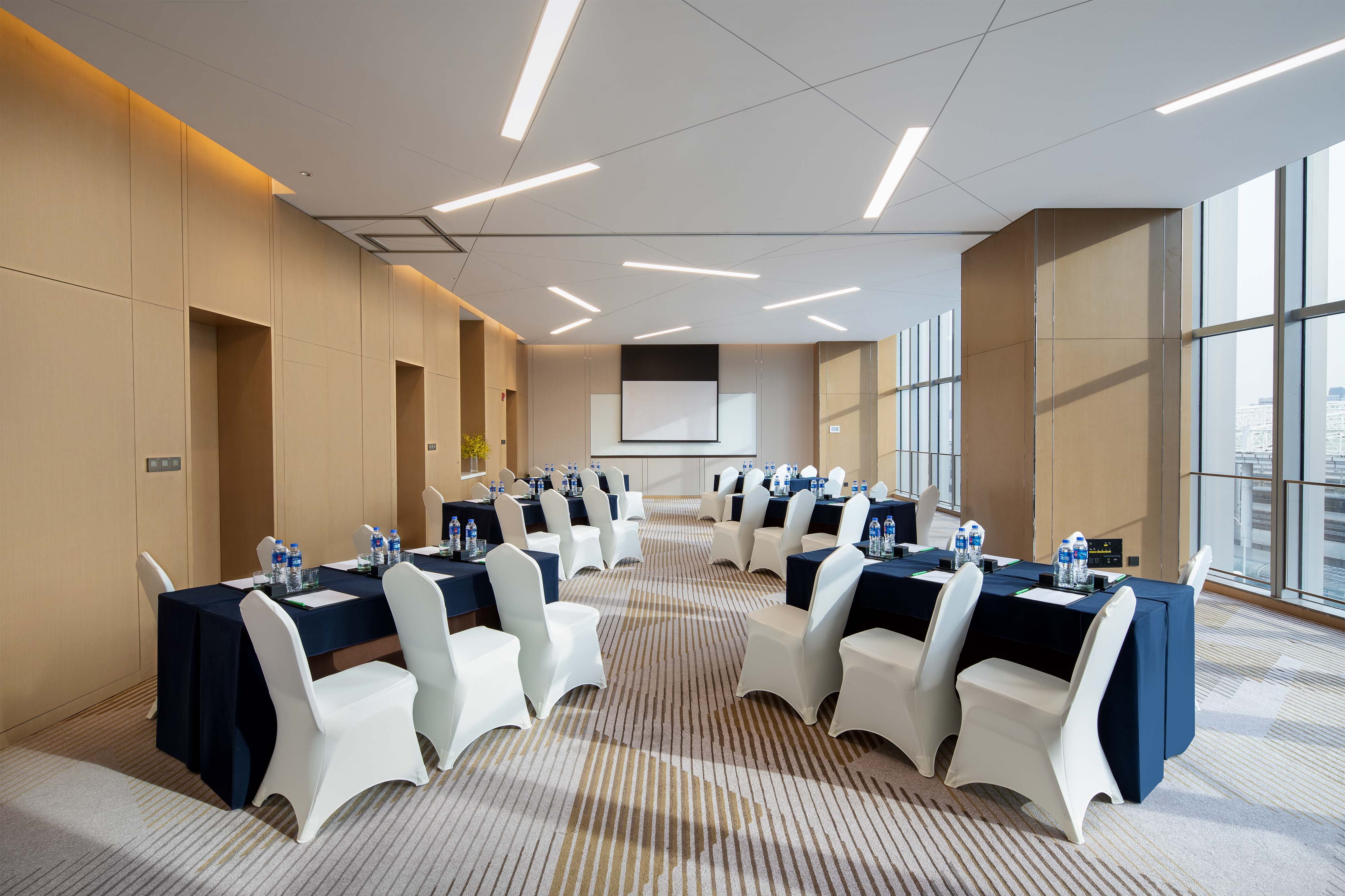 Holiday Inn Wuxi Central Station 53/56